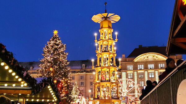 Blick auf den Weihnachtsbaum und die Pyramide auf dem Dresdner Striezelmarkt Blick auf den Weihnachtsbaum und die Pyramide auf dem Dresdner Striezelmarkt