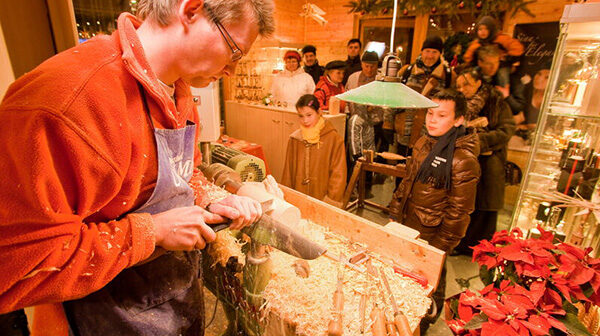Vorführung von traditioneller Handwerkskunst auf dem Striezelmarkt in Dresden Vorführung von traditioneller Handwerkskunst auf dem Striezelmarkt in Dresden