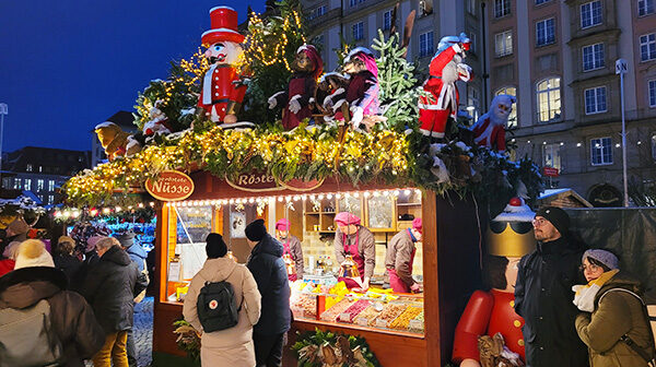 Besucher vor einem Stand auf dem Dresdner Striezelmarkt Besucher vor einem Stand auf dem Dresdner Striezelmarkt